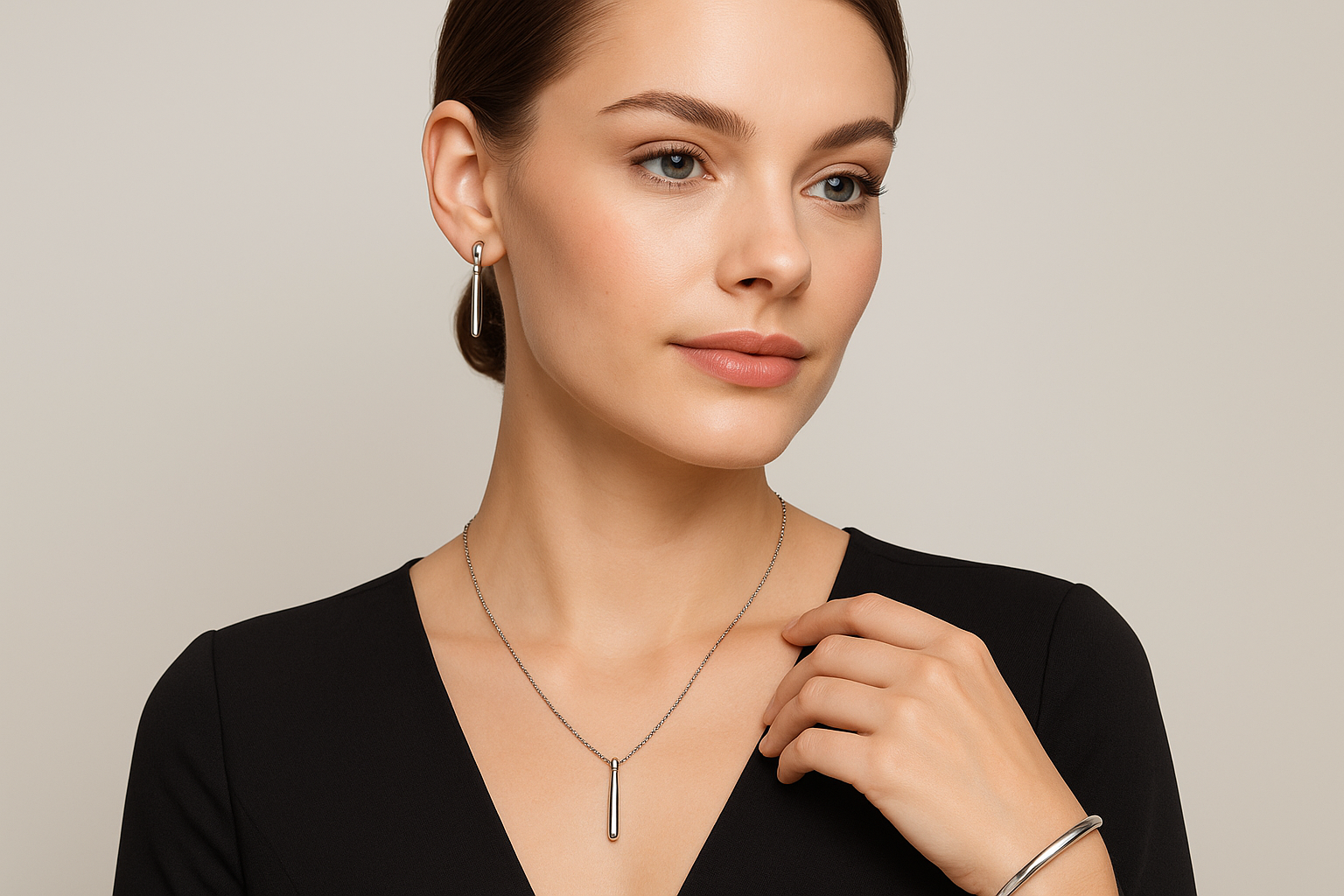 WOMEN STAINLESS STEEL NECKLACE ,EARRING AND BRACELET ON A MODEL